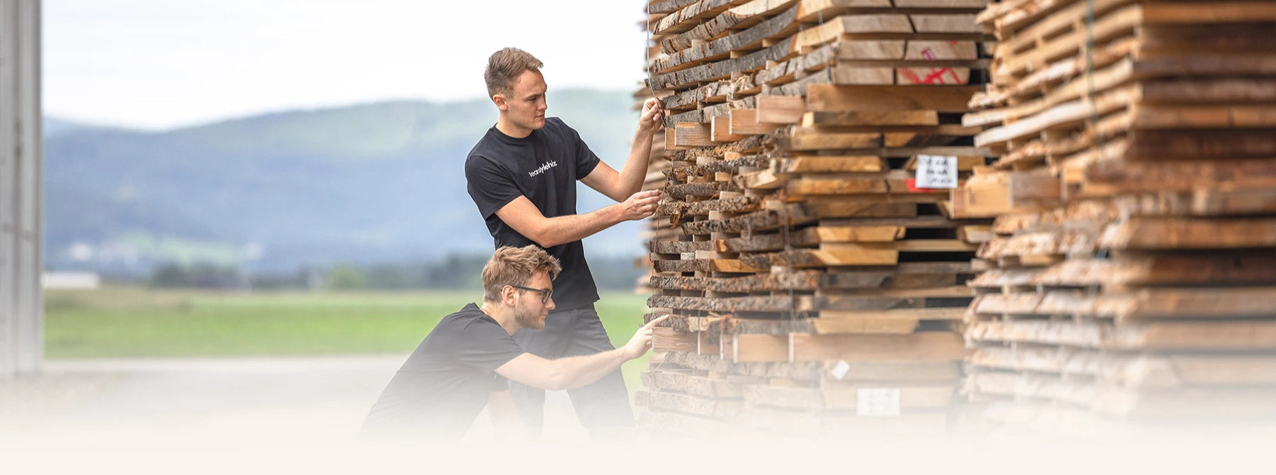 Paul und Andre, die Gründer von styleholz im Holzlager.