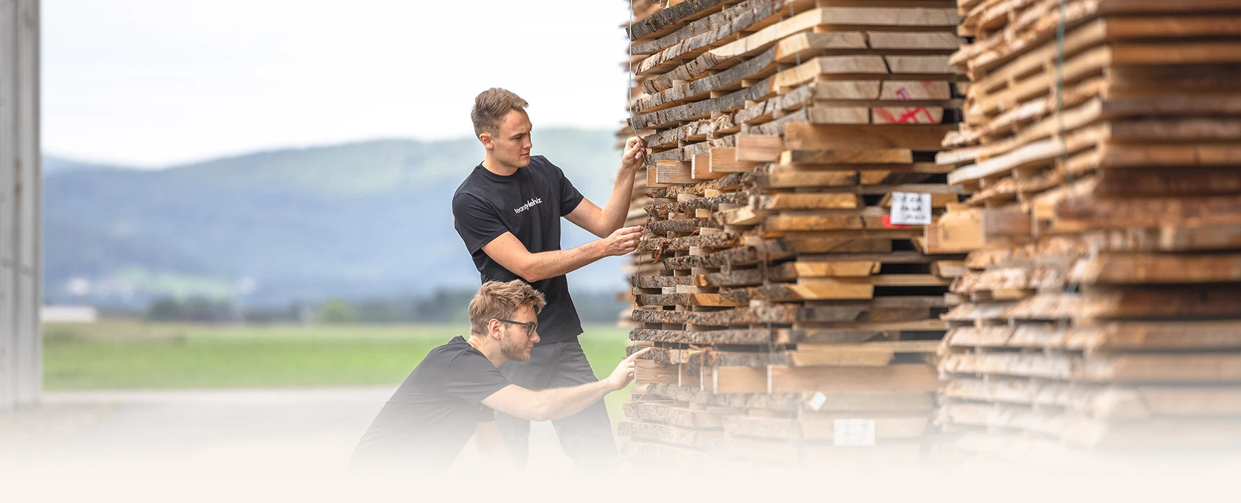 Paul und Andre, die Gründer von styleholz im Holzlager.